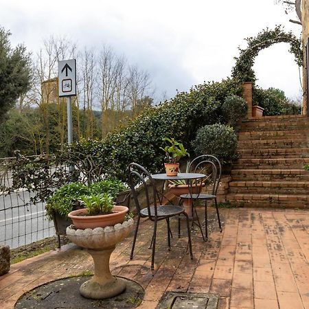 Enchanting Flat With Patio In Abbadia A Isola モンテリッジョーニ エクステリア 写真