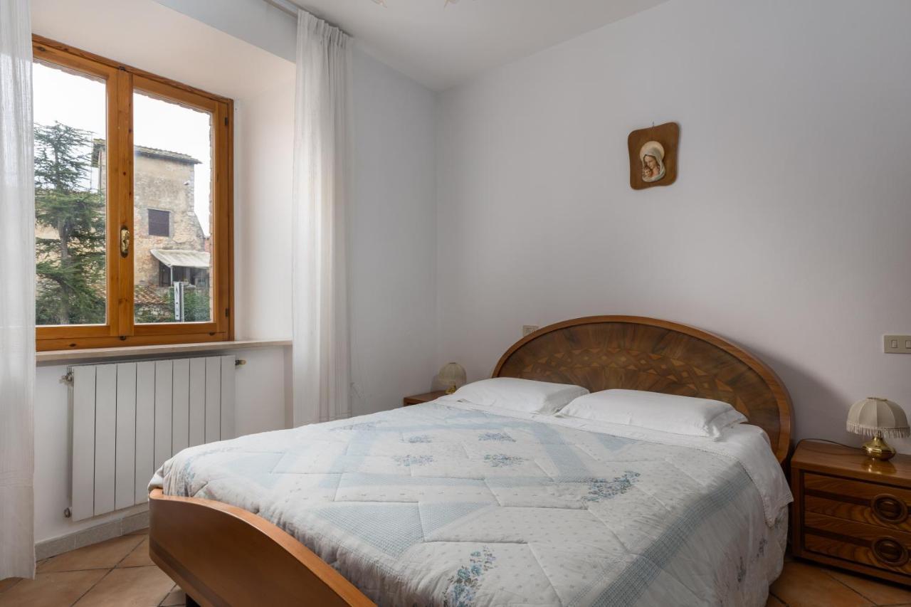 Enchanting Flat With Patio In Abbadia A Isola モンテリッジョーニ エクステリア 写真