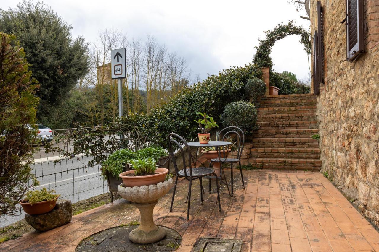 Enchanting Flat With Patio In Abbadia A Isola モンテリッジョーニ エクステリア 写真