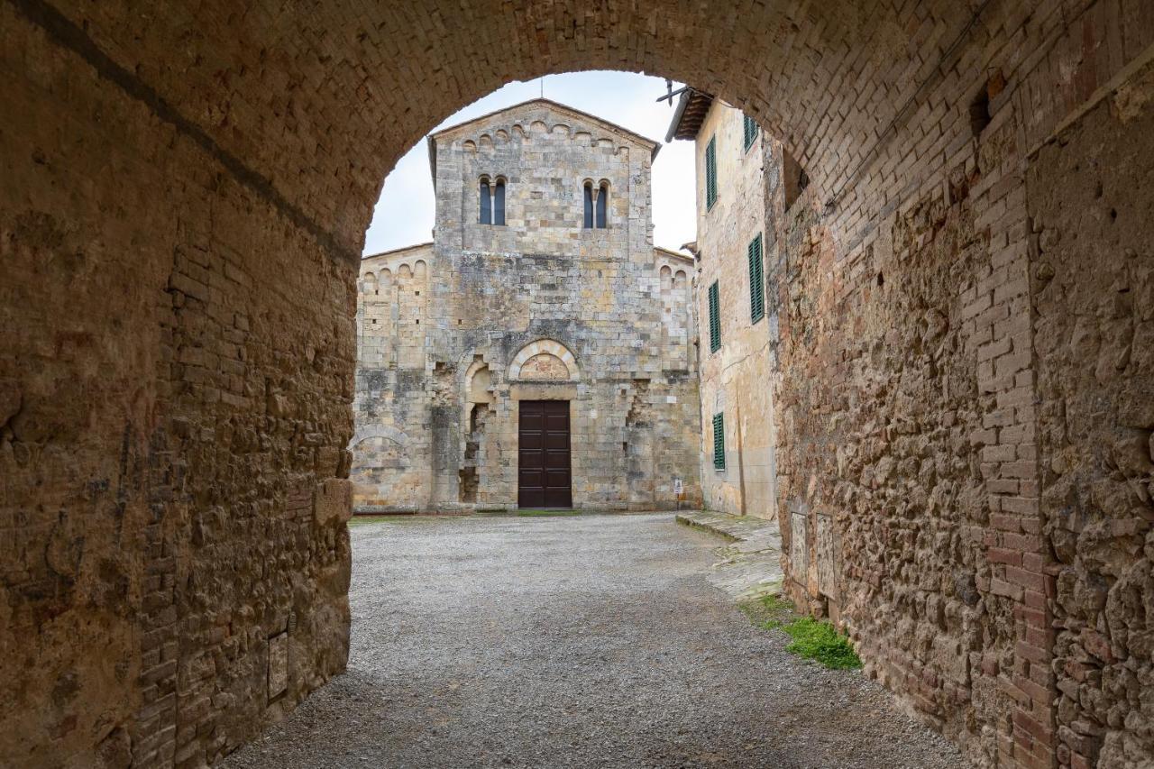 Enchanting Flat With Patio In Abbadia A Isola モンテリッジョーニ エクステリア 写真