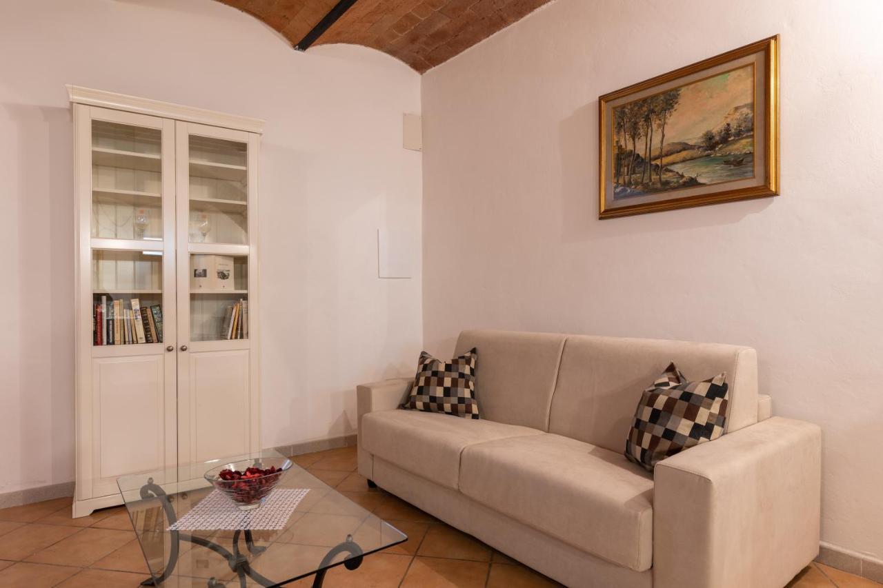 Enchanting Flat With Patio In Abbadia A Isola モンテリッジョーニ エクステリア 写真