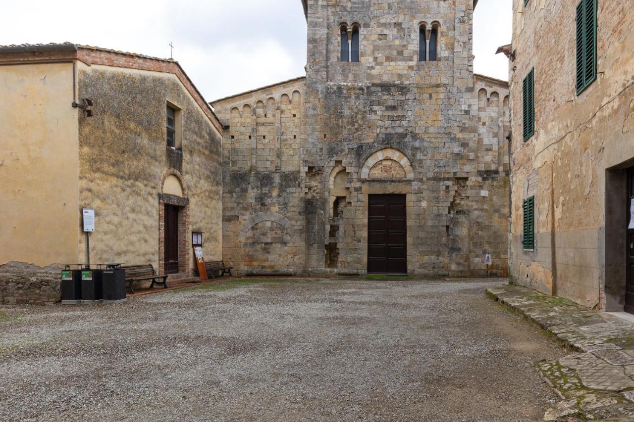 Enchanting Flat With Patio In Abbadia A Isola モンテリッジョーニ エクステリア 写真