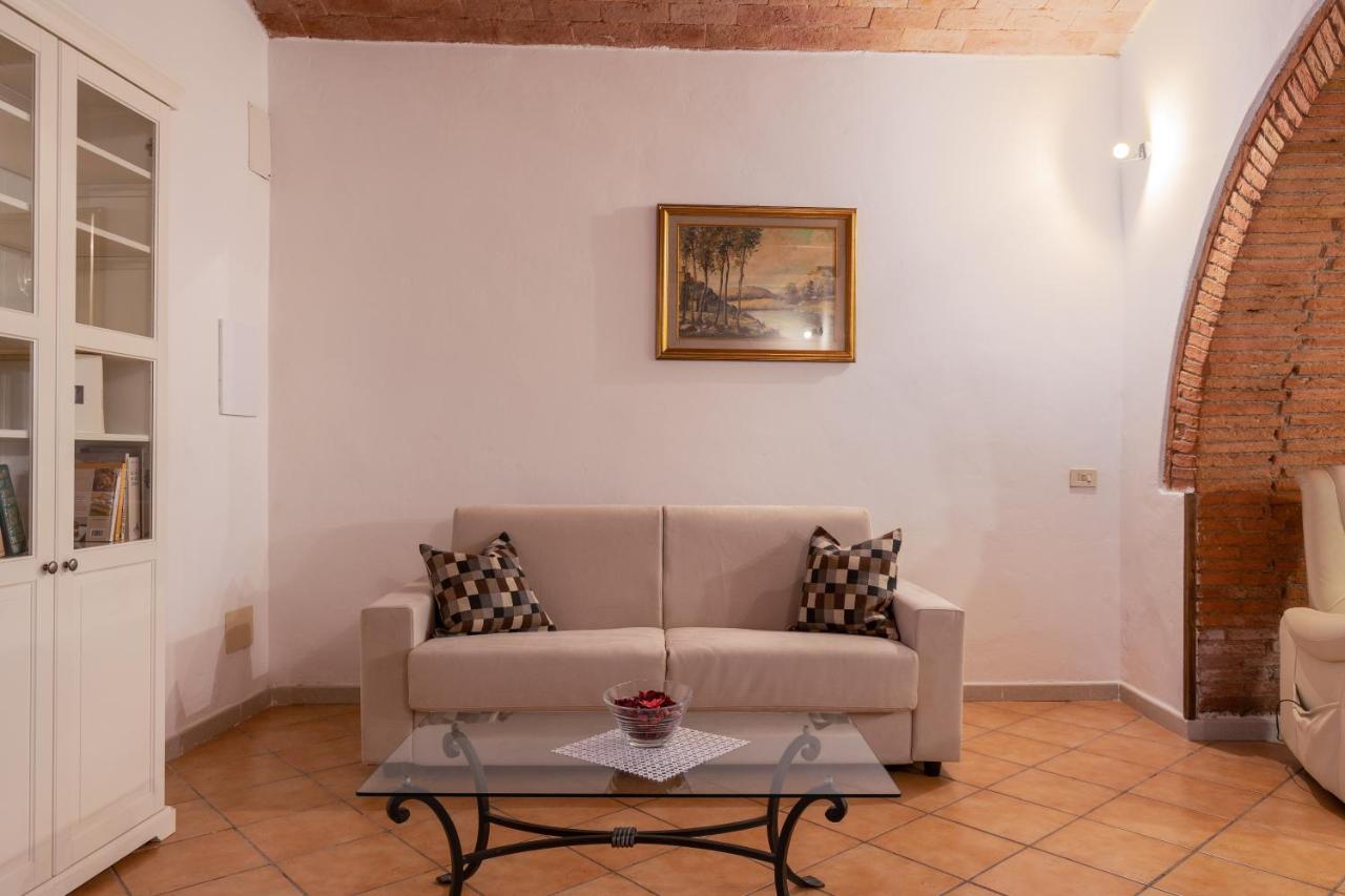Enchanting Flat With Patio In Abbadia A Isola モンテリッジョーニ エクステリア 写真