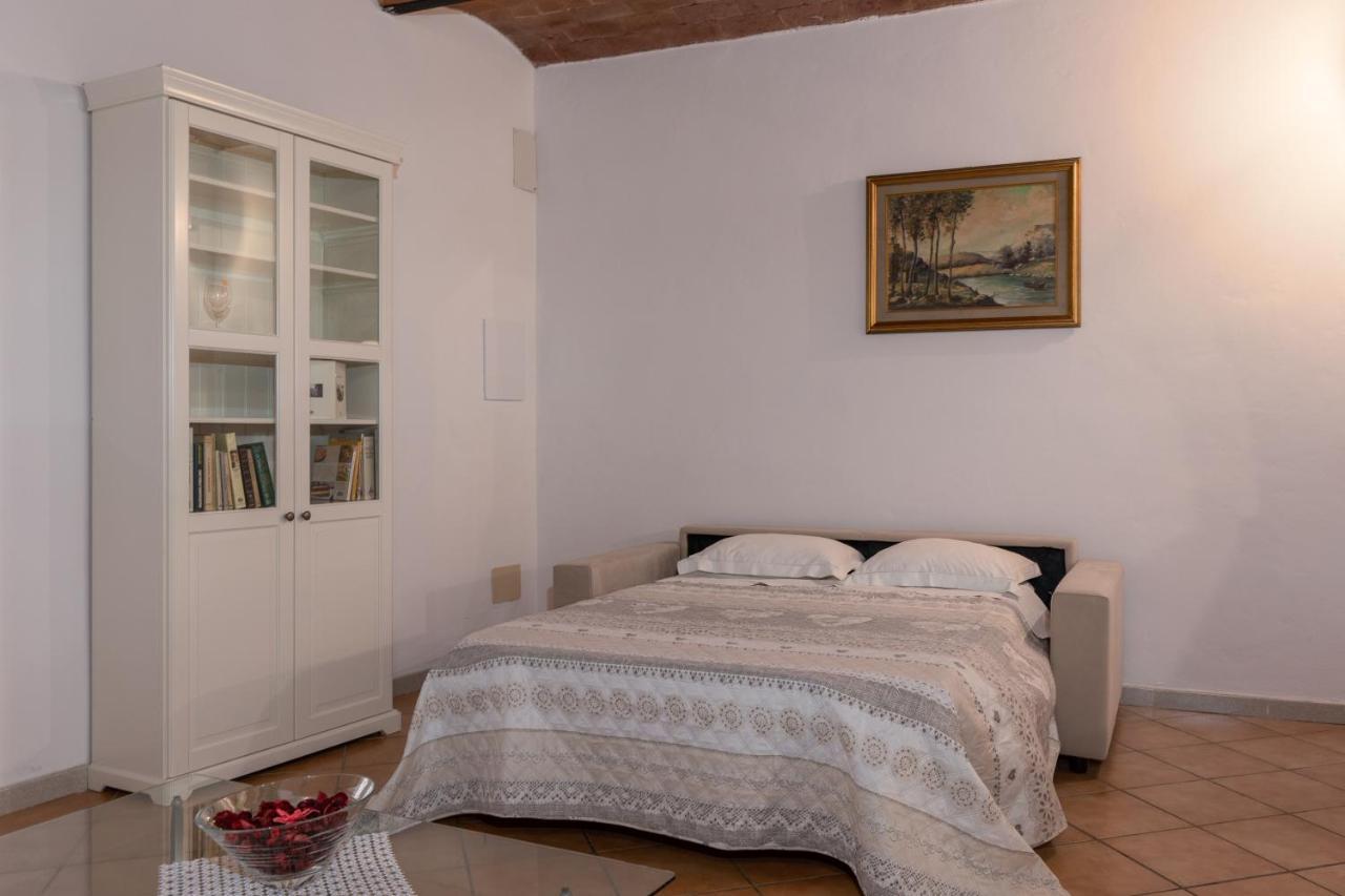 Enchanting Flat With Patio In Abbadia A Isola モンテリッジョーニ エクステリア 写真