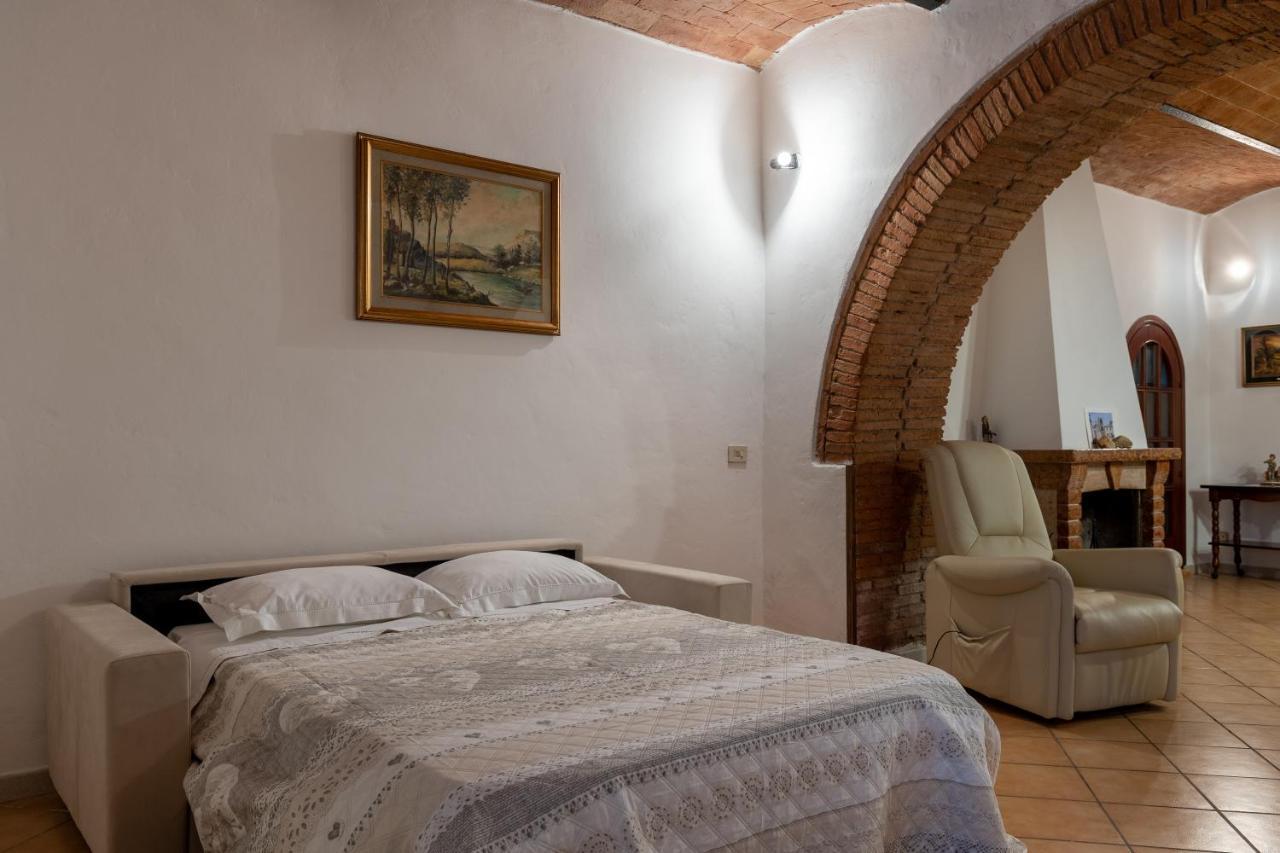 Enchanting Flat With Patio In Abbadia A Isola モンテリッジョーニ エクステリア 写真