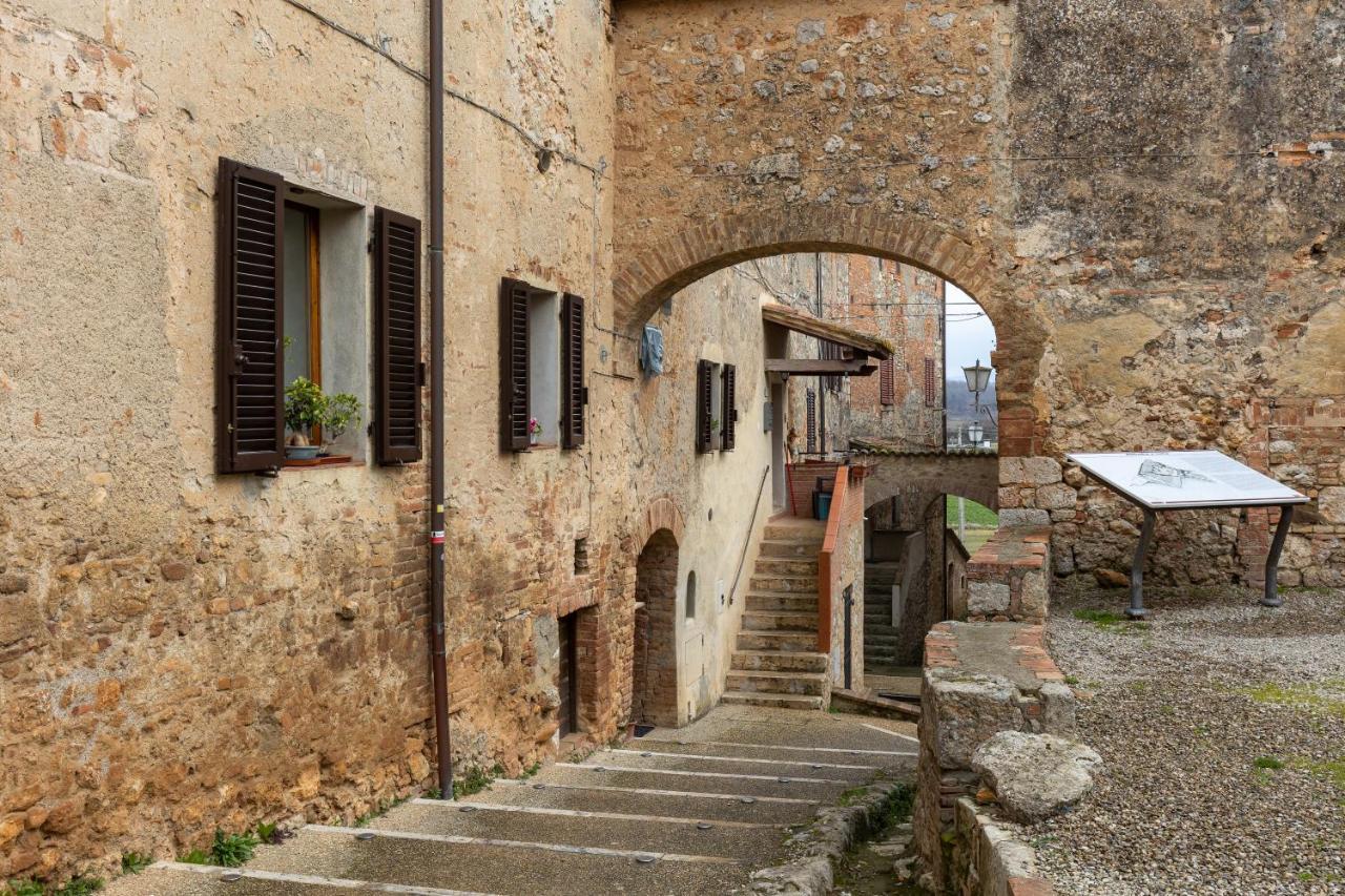 Enchanting Flat With Patio In Abbadia A Isola モンテリッジョーニ エクステリア 写真